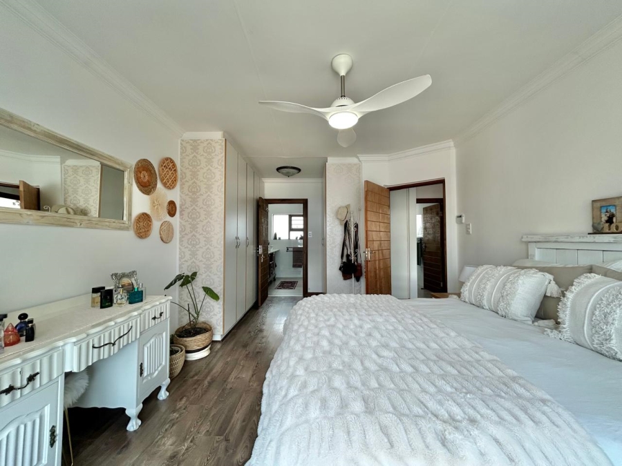 4 Bedroom Property for Sale in Wavecrest Eastern Cape